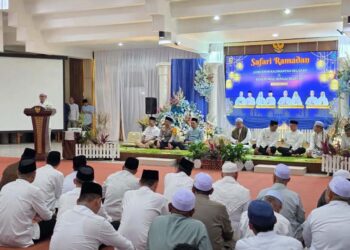 Sekdaprov Kalimantan Selatan, HM Syarifuddin saat menyampaikan sambutan tertulis Gubernur Kalsel pada kegiatan safari Ramadhan 1447 hijriyah di Kabupaten Hulu Sungai Selatan (HSS)