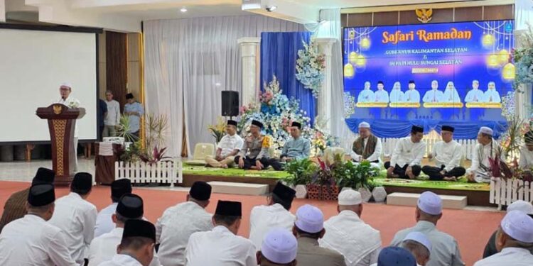 Sekdaprov Kalimantan Selatan, HM Syarifuddin saat menyampaikan sambutan tertulis Gubernur Kalsel pada kegiatan safari Ramadhan 1447 hijriyah di Kabupaten Hulu Sungai Selatan (HSS)