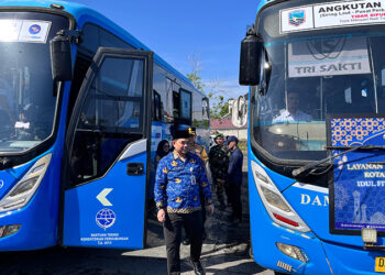 SEKDA Kotabaru Eka Safrudin saat mengecek kesiapan keberangkatan bus dalam Program Mudik Gratis Kotabaru Hebat Tahun 2026 di Terminal Stagen, Selasa (17/3).