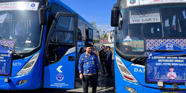 SEKDA Kotabaru Eka Safrudin saat mengecek kesiapan keberangkatan bus dalam Program Mudik Gratis Kotabaru Hebat Tahun 2026 di Terminal Stagen, Selasa (17/3).