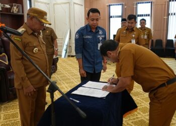 BUPATI Kotabaru menyaksikan penandatanganan berita acara pelantikan dan pakta integritas usai melantik sejumlah pejabat pimpinan tinggi pratama di lingkungan pemkab setempat, Senin (16/3).
