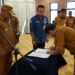 BUPATI Kotabaru menyaksikan penandatanganan berita acara pelantikan dan pakta integritas usai melantik sejumlah pejabat pimpinan tinggi pratama di lingkungan pemkab setempat, Senin (16/3).
