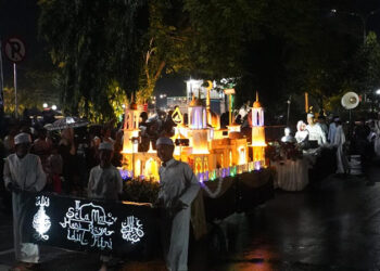 SUASANA pawai takbir pada Lomba Gema Takbir di Siring Laut Kotabaru, Jumat (20/2) malam.