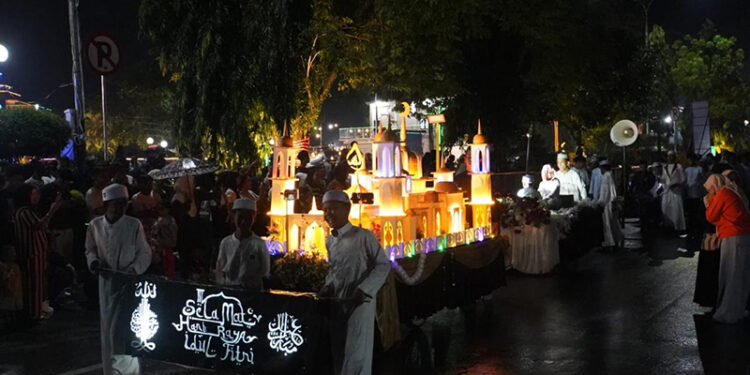 SUASANA pawai takbir pada Lomba Gema Takbir di Siring Laut Kotabaru, Jumat (20/2) malam.