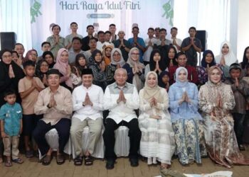 Sekdaprov Kalsel, HM Syarifuddin dan istri Hj Masrupah berfoto bersama Gubernur H Muhidin dan istri Hj Fathul Jannah, Wagub Kalsel, Hasnuryadi Sulaiman dan isteri serta masyarakat disela silaturrahmi Idul Fitri 1447 hijriyah di Kediamaannya di Banjarbaru