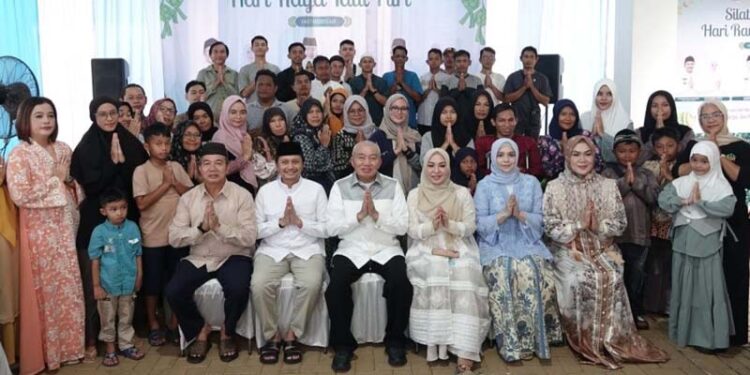 Sekdaprov Kalsel, HM Syarifuddin dan istri Hj Masrupah berfoto bersama Gubernur H Muhidin dan istri Hj Fathul Jannah, Wagub Kalsel, Hasnuryadi Sulaiman dan isteri serta masyarakat disela silaturrahmi Idul Fitri 1447 hijriyah di Kediamaannya di Banjarbaru