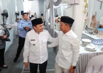 Wakil Gubernur (Wagub) Kalimantan Selatan, Hasnuryadi Sulaiman saat berbincang-bincang dengan Walikota Banjarmasin, HM Yamin disela silaturrahmi Idul Fitri 1447 hijriyah dikediamaannya di Banjarmasin