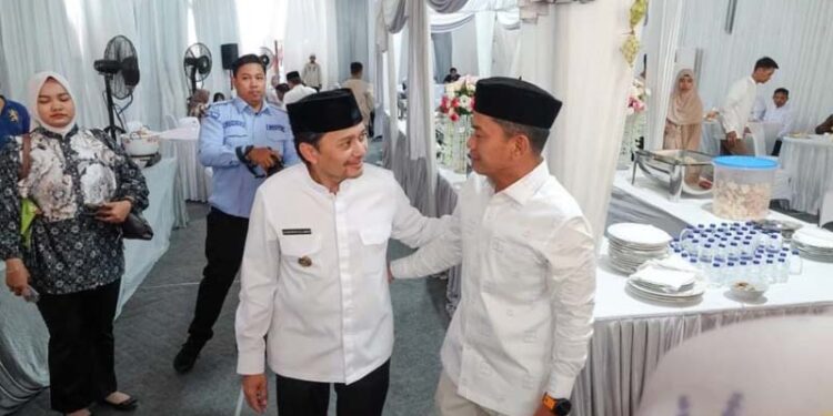 Wakil Gubernur (Wagub) Kalimantan Selatan, Hasnuryadi Sulaiman saat berbincang-bincang dengan Walikota Banjarmasin, HM Yamin disela silaturrahmi Idul Fitri 1447 hijriyah dikediamaannya di Banjarmasin