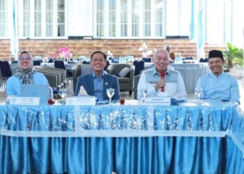 Gubernur Kalimantan Selatan, H Muhidin bersama Wagub, H Hasnuryadi Sulaiman dan Sekdaprov Kalsel, HM Syarifuddin masing-masing bersama isteri saat silaturahmi Idul Fitri dengan pejabat, tokoh masyarakat di Mahligai Pancasila Banjarmasin