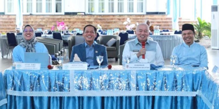 Gubernur Kalimantan Selatan, H Muhidin bersama Wagub, H Hasnuryadi Sulaiman dan Sekdaprov Kalsel, HM Syarifuddin masing-masing bersama isteri saat silaturahmi Idul Fitri dengan pejabat, tokoh masyarakat di Mahligai Pancasila Banjarmasin