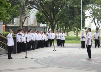 Sekdaprov Kalimantan Selatan, HM Syarifuddin saat menjadi pembina apel pagi di lingkungan Sektdaprov Kalsel, pasca liburan Idul Fitri 1447 hijriyah