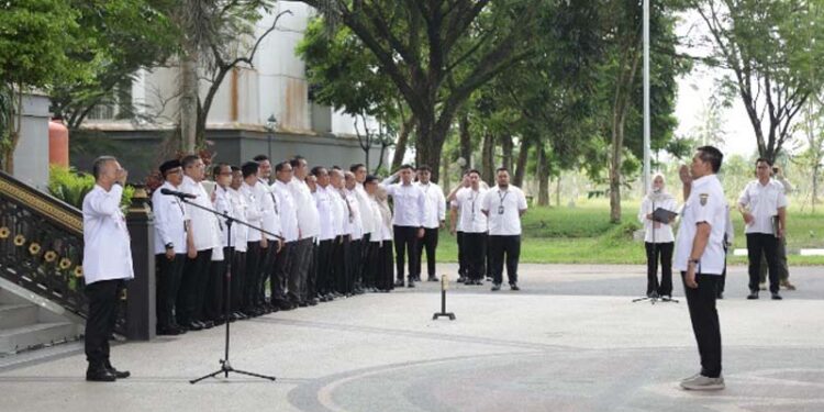 Sekdaprov Kalimantan Selatan, HM Syarifuddin saat menjadi pembina apel pagi di lingkungan Sektdaprov Kalsel, pasca liburan Idul Fitri 1447 hijriyah