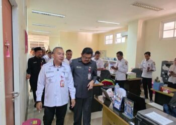 Sekdaprov Kalimantan Selatan, HM Syarifuddin saat melakukan inspeksi mendadak ke sejumlah SKPD untuk memastikan kehadiran pegawai