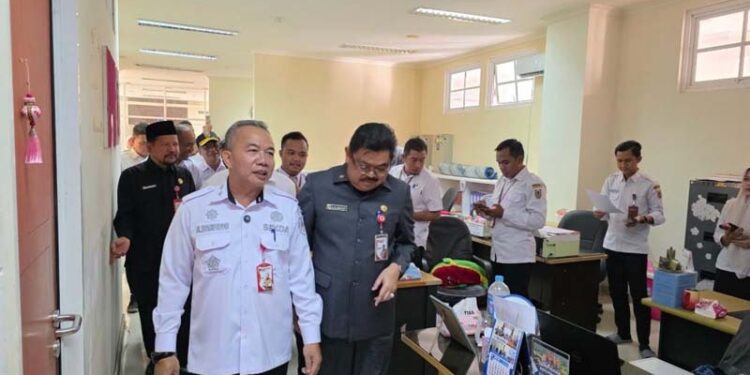 Sekdaprov Kalimantan Selatan, HM Syarifuddin saat melakukan inspeksi mendadak ke sejumlah SKPD untuk memastikan kehadiran pegawai