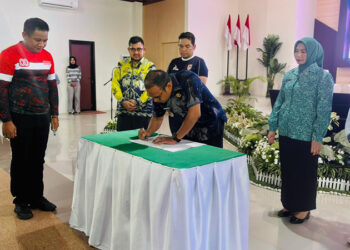 WABUP Kotabaru Syairi Mukhlis Kemudian saat menandatangani berita acara Pra Musrenbang PPPS Tingkat Kabupaten Kotabaru Tahun 2026, Jumat (27/3).