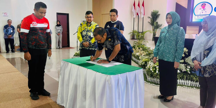 WABUP Kotabaru Syairi Mukhlis Kemudian saat menandatangani berita acara Pra Musrenbang PPPS Tingkat Kabupaten Kotabaru Tahun 2026, Jumat (27/3).