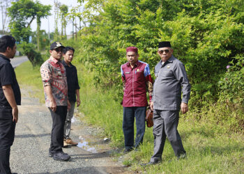 BUPATI Kotabaru H Muhammad Rusli dan Wabup Syairi Mukhlis saat mengecek jalan rusak di sejumlah titik, Kamis (27/3).