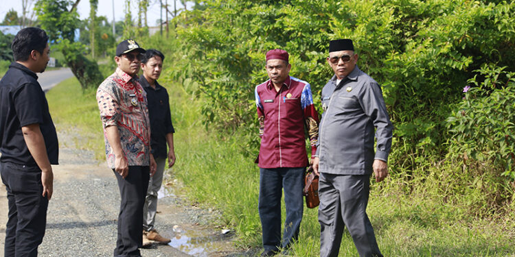 BUPATI Kotabaru H Muhammad Rusli dan Wabup Syairi Mukhlis saat mengecek jalan rusak di sejumlah titik, Kamis (27/3).