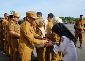 WABUP Kotabaru Syairi Mukhlis bersalaman dengan ASN di lingkungan pemkab setempat usai apel pagi, Senin (30/3).