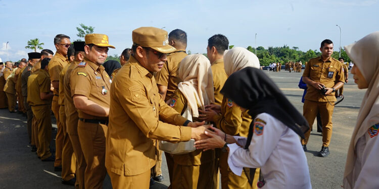 WABUP Kotabaru Syairi Mukhlis bersalaman dengan ASN di lingkungan pemkab setempat usai apel pagi, Senin (30/3).