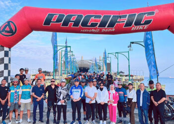 WABUP Kotabaru Syairi Mukhlis bersama Kepala Dinas Pariwisata Pemuda Olahraga Kamirudin dan Sekda Eka Saprudin berfoto bersama pada acara Funbike Kotabaru Hebat di Wisata Siring Laut, Minggu (29/3).