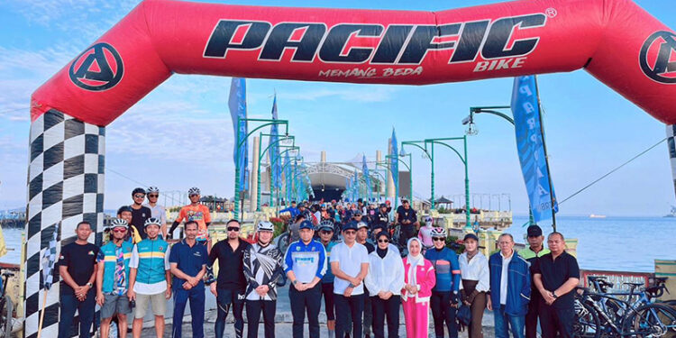 WABUP Kotabaru Syairi Mukhlis bersama Kepala Dinas Pariwisata Pemuda Olahraga Kamirudin dan Sekda Eka Saprudin berfoto bersama pada acara Funbike Kotabaru Hebat di Wisata Siring Laut, Minggu (29/3).