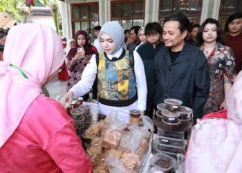 WAGUB Kalsel Hasnuryadi Sulaiman beserta istri Hj Ellyana Trisya Hasnuryadi mengunjungi salah satu stand UMKM di area teras Mahligai Pancasila, Sabtu (28/3).