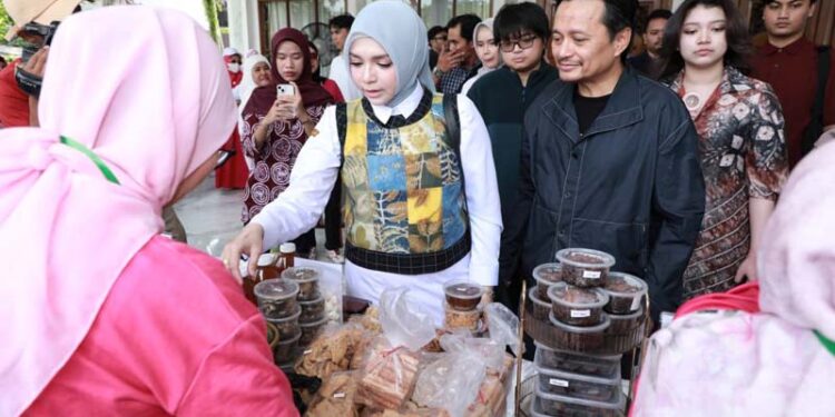 WAGUB Kalsel Hasnuryadi Sulaiman beserta istri Hj Ellyana Trisya Hasnuryadi mengunjungi salah satu stand UMKM di area teras Mahligai Pancasila, Sabtu (28/3).