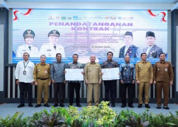 GUBERNUR Kalsel H Muhidin berfoto bersama usai Penandatanganan Kontrak Pembangunan Jembatan Penghubung Kalimantan-Pulau Laut, Senin (30/3).