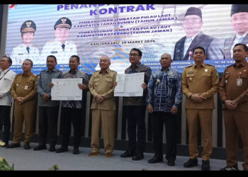 BUPATI Kotabaru H Muhammad Rusli berfoto bersama usai penandatanganan proyek pembangunan Jembatan Pulau Laut di Aula Dinas PUPR Kalsel, Senin (30/3).