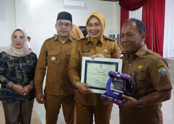 WABUP Kotabaru Syairi Mukhlis berfoto bersama usai menyerahkan penghargaan kepada kecamatan terbaik dalam pelaksanaan Musrenbang Kecamatan Tahun 2026, Senin (30/3).