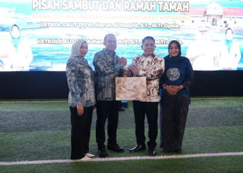 WABUP Kotabaru berfoto bersama pada acara pisah sambut dan ramah tamah serah terima jabatan danlanal setempat, Selasa (31/3) malam.