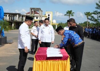 SALAH satu PNS yang dilantik saat menandatangani berita acara pelantikan, Rabu (1/4).