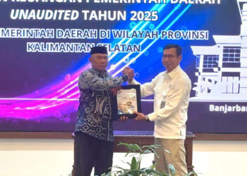 BUPATI Kotabaru H Muhammad Rusli saat menyerahkan LKPD Unaudited TA 2025 kepada BPK RI Perwakilan Kalsel, Selasa (31/3).