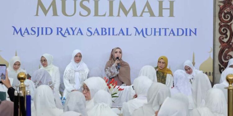 Ketua Tim Penggerak PKK Provinsi Kalimantan Selatan, Hj Fathul Jannah Muhidin saat menyampaikan sambutan pada kegiatan Kajian Muslimah yang digelar di Masjid Raya Sabilal Muhtadin Banjarmasin