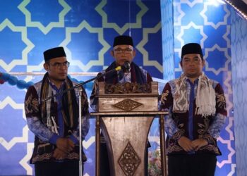 BUPATI Kotabaru H Muhammad Rusli didampingi Wabup Syairi Mukhlis dan Sekda H Eka Saprudin saat membuka MTQ ke-56 tingkat Kabupaten Kotabaru, Rabu (1/4) malam.