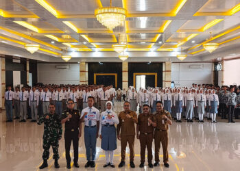 WABUP Kotabaru Syairi Mukhlis berfoto bersama calon Paskibra Kotabaru di Gedung Paris Barantai, Senin (13/4).