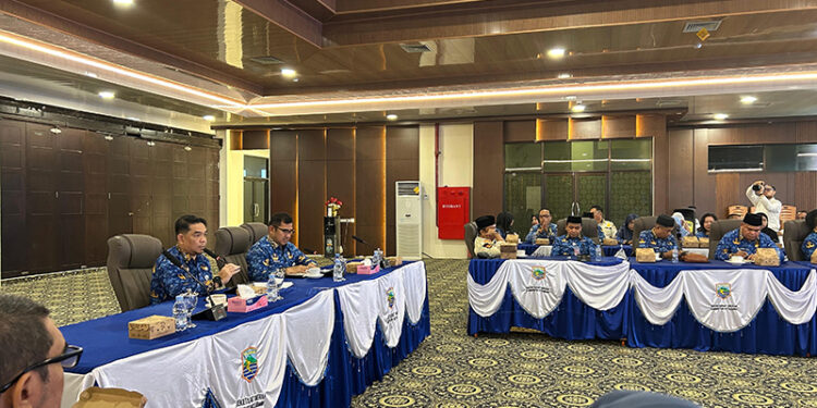 SEKDA Kotabaru Eka Saprudin saat memimpin rapat persiapan harjad di Aula Bamega, Jumat (17/4).