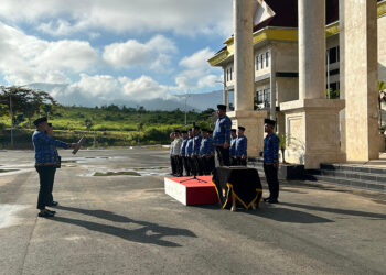 ASISTEN I Bidang Pemerintahan dan Kesejahteraan Rakyat Kotabaru H Minggu Basuki saat memimpin Apel Hari Kesadaran Nasional, Jumat (17/4).