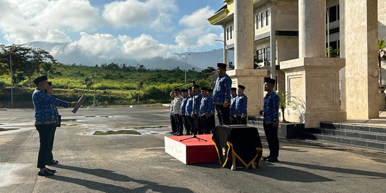 ASISTEN I Bidang Pemerintahan dan Kesejahteraan Rakyat Kotabaru H Minggu Basuki saat memimpin Apel Hari Kesadaran Nasional, Jumat (17/4).