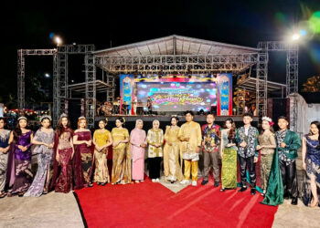 KETUA DWP Kotabaru Risna S Pane berfoto bersama pada pagelaran busana yang digelar SMK 1 Kotabaru, Jumat (17/4) malam.