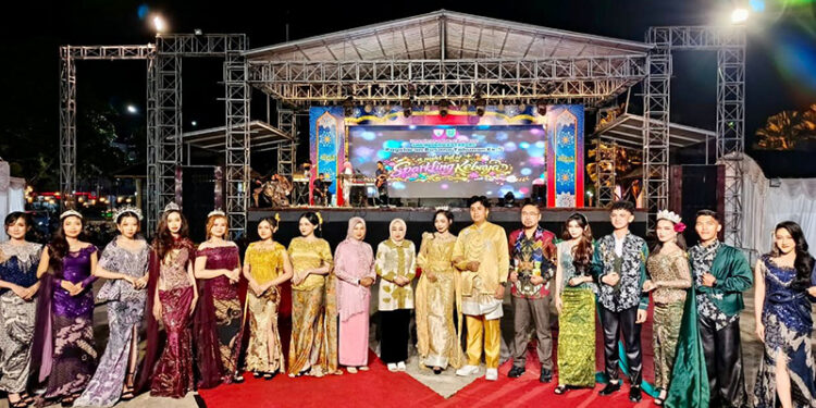 KETUA DWP Kotabaru Risna S Pane berfoto bersama pada pagelaran busana yang digelar SMK 1 Kotabaru, Jumat (17/4) malam.