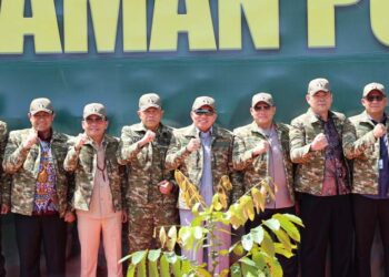 Gubernur Kalimantan Selatan, H Muhidin berfoto bersama Pangdam XXII Tambun Bungai (TB), Mayjen TNI Zainul Arifin dan Gubernur Kalten, H Agustiar Sabran, disela penanaman pohon di kawasan Ma