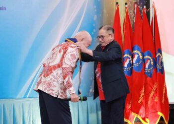 Gubernur Kalimantan Selatan, H Muhidin dikalungi syal saat menghadiri pelantikan dan pengukuhan pengurus Paguyuban Sosial Marga Tionghoa Indonesia (PSMTI) Provinsi Kalsel periode 2025-2029 di Banjarmasin