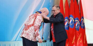 Gubernur Kalimantan Selatan, H Muhidin dikalungi syal saat menghadiri pelantikan dan pengukuhan pengurus Paguyuban Sosial Marga Tionghoa Indonesia (PSMTI) Provinsi Kalsel periode 2025-2029 di Banjarmasin