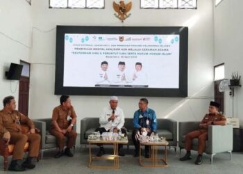 Kepala Dinas Koperasi dan UKM Provinsi Kalimantan Selatan, Dr Rahmaddin (dua dari kanan) saat menyimak ceramah agar dalam rangka memperkuat mental ASN di lingkungan Pemprov Kalsel