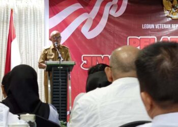 Staf Ahli Gubernur Bidang Pemerintahan, Hukum dan Politik, Adi Santoso saat membacakan sambutan tertulis Gubernur Kalsel pada pembukaan pelatihan Sosialisator Nilai-Nilai 45 yang diinisiasi oleh LVRI dalam memperkuat karakter dan semangat Kebangsaan di lingkungan pendidikan