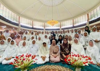 Ketua Tim Penggerak PKK Provinsi Kalimantan Selatan, Hj Fathul Jannah Muhidin disela kajian Muslimah di Masjid Raya Sabilal Muhtadin Banjarmasin berfoto bersama anggota PKK dan organisasi wanita di Kalsel