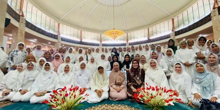 Ketua Tim Penggerak PKK Provinsi Kalimantan Selatan, Hj Fathul Jannah Muhidin disela kajian Muslimah di Masjid Raya Sabilal Muhtadin Banjarmasin berfoto bersama anggota PKK dan organisasi wanita di Kalsel