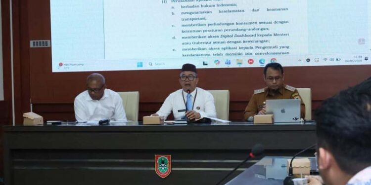 Sekdaprov Kalimantan Selatan, HM Syarifuddin saat memimpin rapat internal antara Forum Koordinasi Pimpinan Daerah (Forkopimda) Kalsel dengan Driver Online Kalsel Bersatu (DOKB) Kalsel sebagai perwakilan Ojek Online di Kalsel, di Banjarbaru